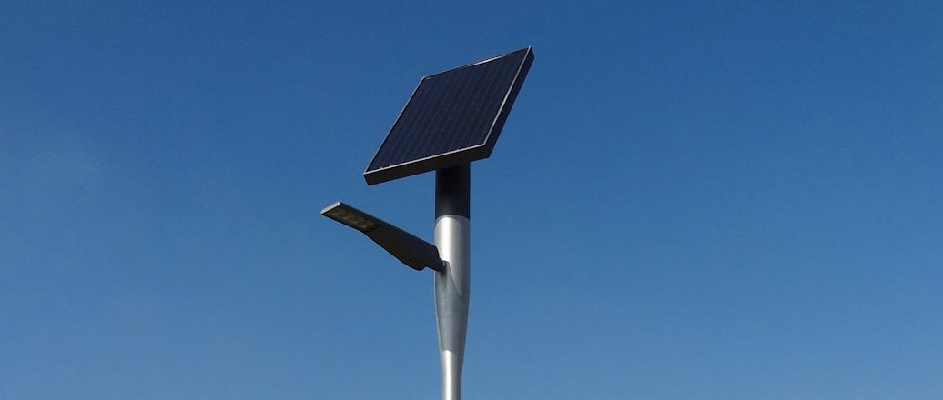 Mast mit aufgesetztem Solarpanel